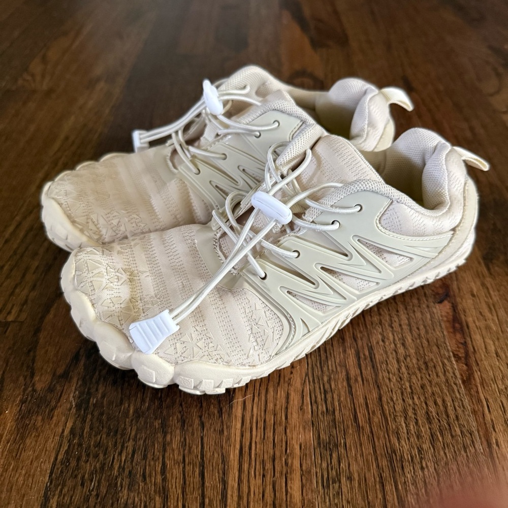 L-RUN Beige Athletic Water Shoe Sneakers - Size 4 - EUC